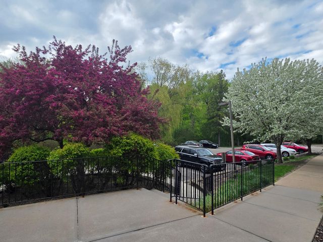 35 Nathan Lane N 325, Plymouth, MN 55441