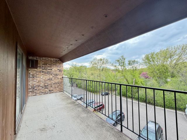 35 Nathan Lane N 325, Plymouth, MN 55441