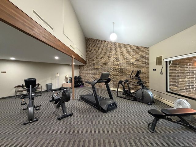 35 Nathan Lane N 325, Plymouth, MN 55441
