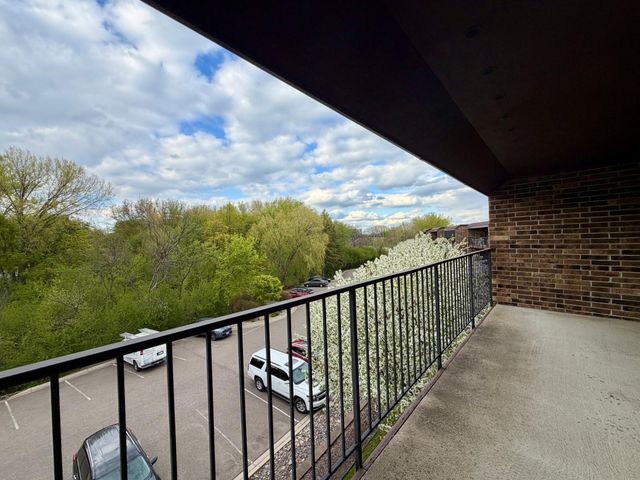 35 Nathan Lane N 325, Plymouth, MN 55441