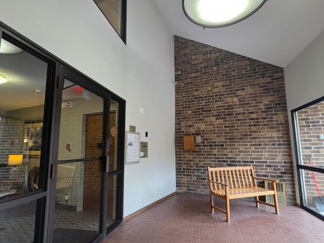 35 Nathan Lane N 325, Plymouth, MN 55441