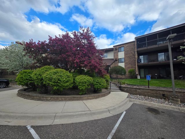 35 Nathan Lane N 325, Plymouth, MN 55441