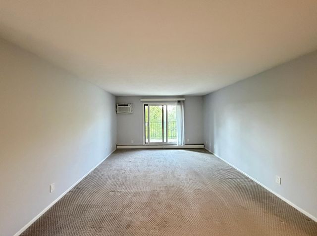 35 Nathan Lane N 325, Plymouth, MN 55441