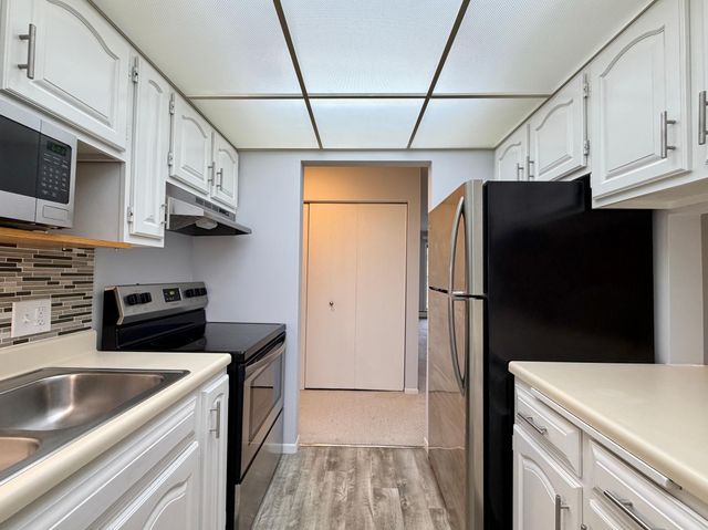 35 Nathan Lane N 325, Plymouth, MN 55441