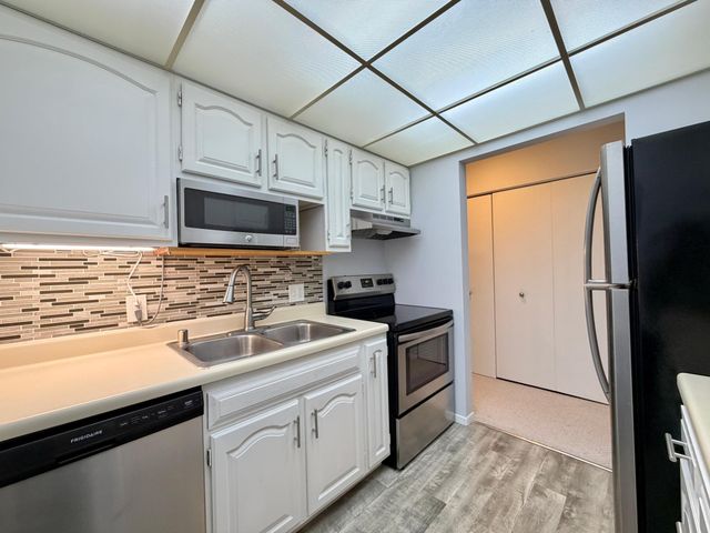 35 Nathan Lane N 325, Plymouth, MN 55441