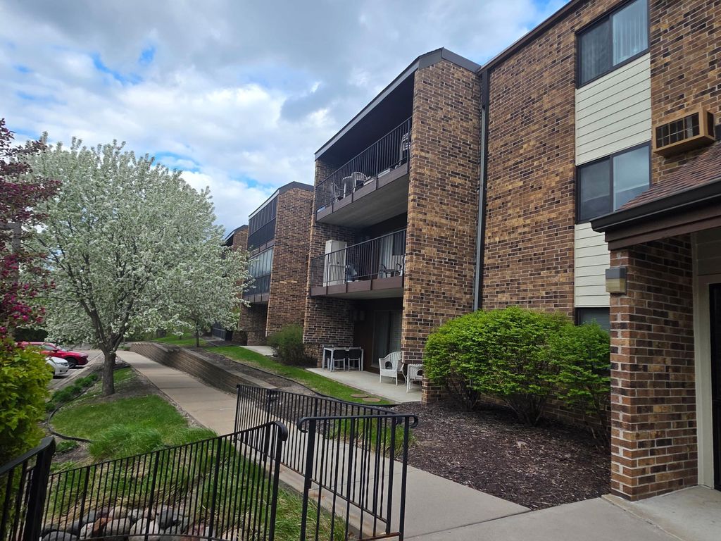 35 Nathan Lane N 325, Plymouth, MN 55441