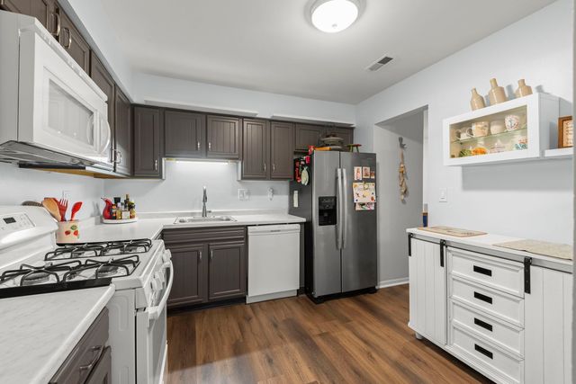 407 Ramblewood Drive D, Glen Ellyn, IL 60137