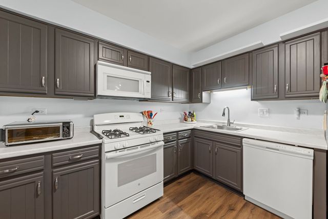 407 Ramblewood Drive D, Glen Ellyn, IL 60137