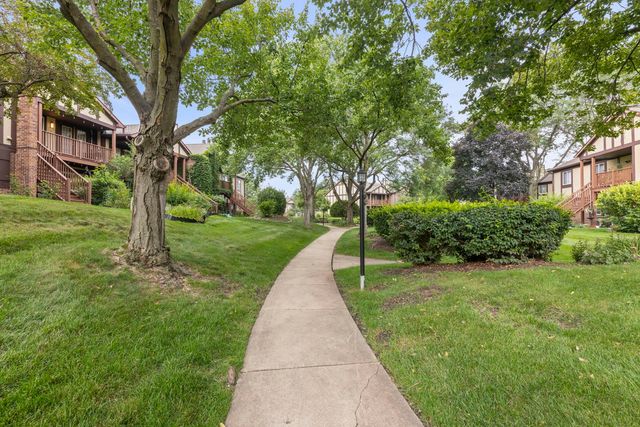 407 Ramblewood Drive D, Glen Ellyn, IL 60137