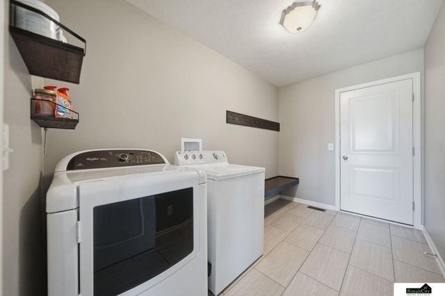 1121 N 99Th Street, Lincoln, NE 68527