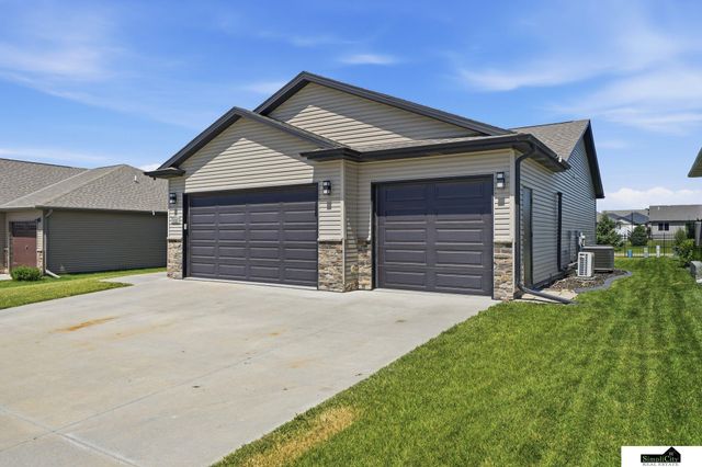 1121 N 99Th Street, Lincoln, NE 68527