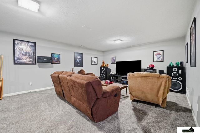 1121 N 99Th Street, Lincoln, NE 68527