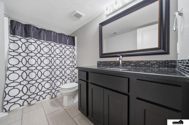1121 N 99Th Street, Lincoln, NE 68527