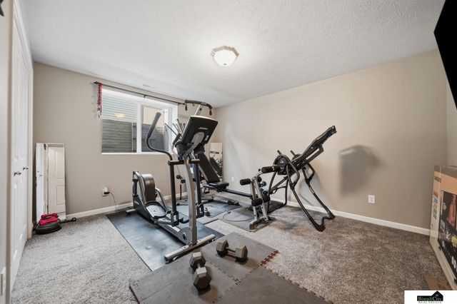 1121 N 99Th Street, Lincoln, NE 68527