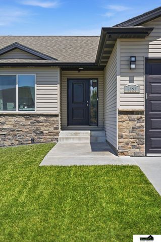 1121 N 99Th Street, Lincoln, NE 68527