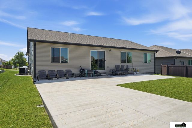 1121 N 99Th Street, Lincoln, NE 68527