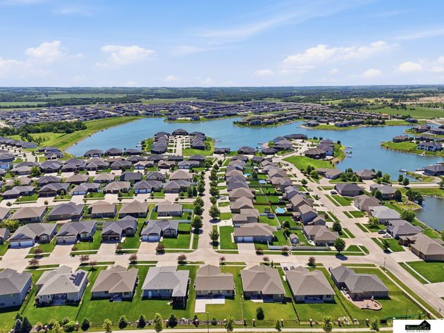 1121 N 99Th Street, Lincoln, NE 68527