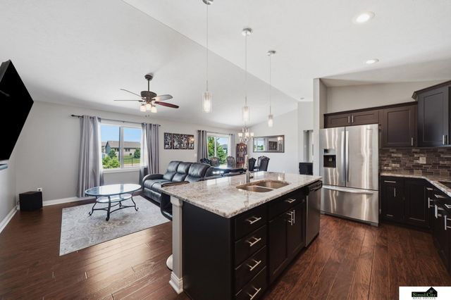 1121 N 99Th Street, Lincoln, NE 68527