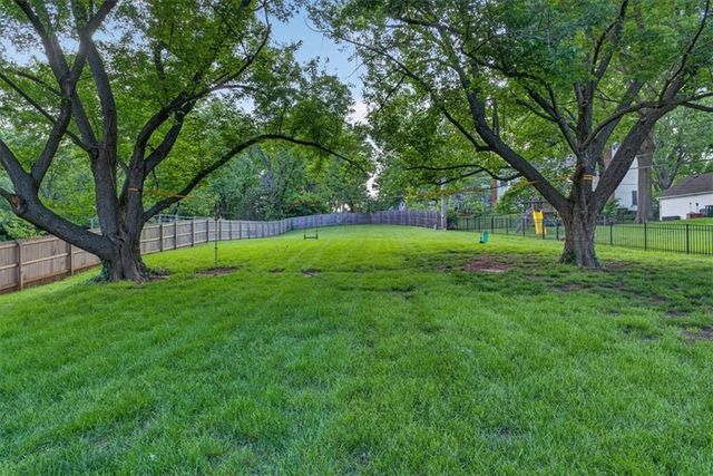 5300 W 101 Terrace, Overland Park, KS 66207