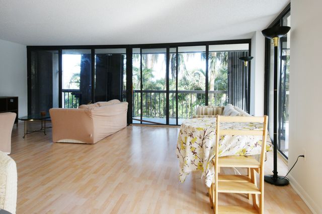 2450 Presidential Way 208, West Palm Beach, FL 33401