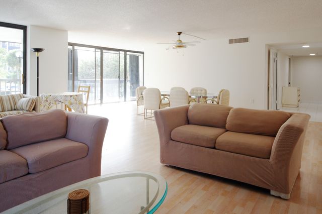 2450 Presidential Way 208, West Palm Beach, FL 33401