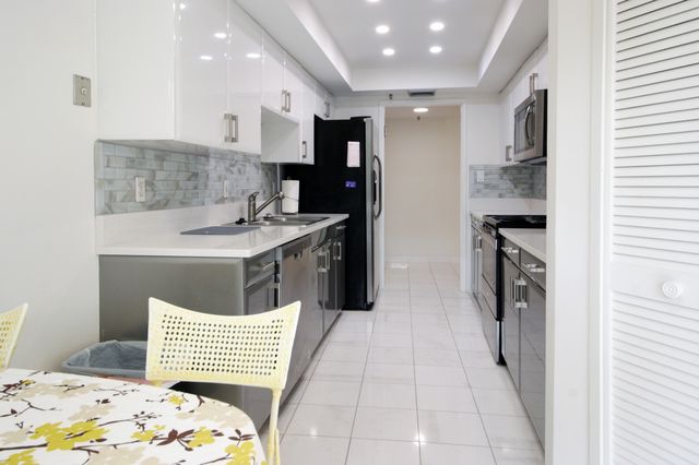 2450 Presidential Way 208, West Palm Beach, FL 33401