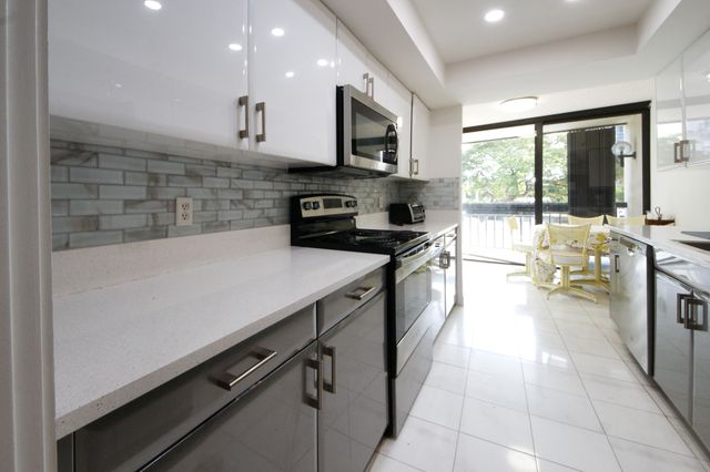 2450 Presidential Way 208, West Palm Beach, FL 33401