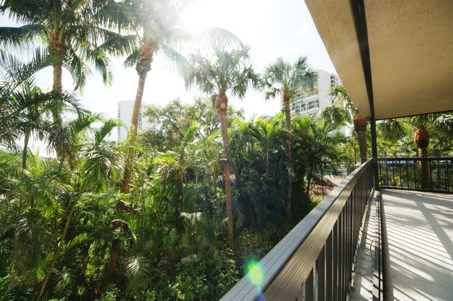 2450 Presidential Way 208, West Palm Beach, FL 33401