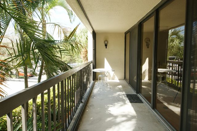 2450 Presidential Way 208, West Palm Beach, FL 33401