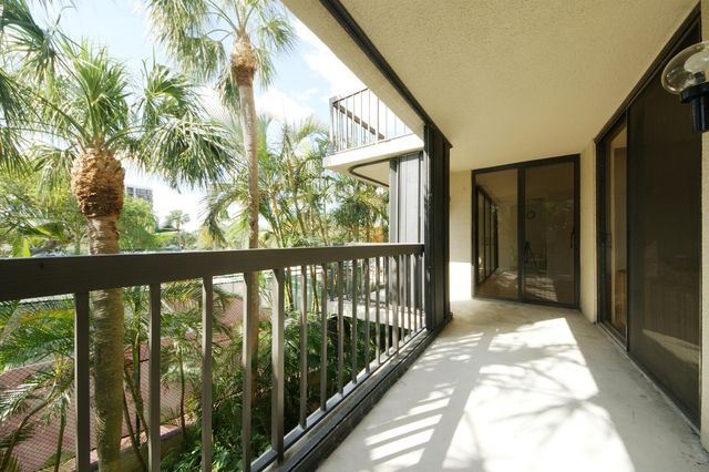 2450 Presidential Way 208, West Palm Beach, FL 33401