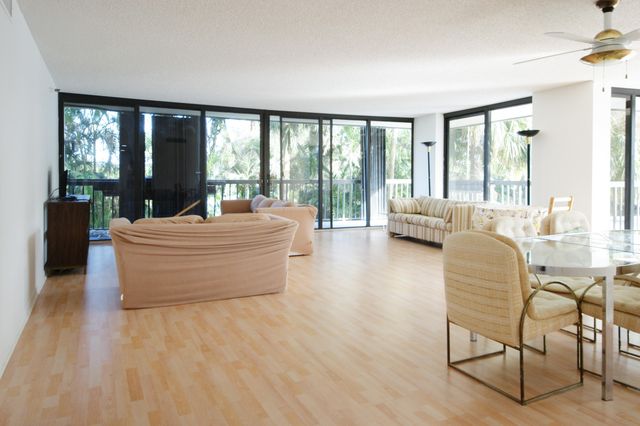 2450 Presidential Way 208, West Palm Beach, FL 33401