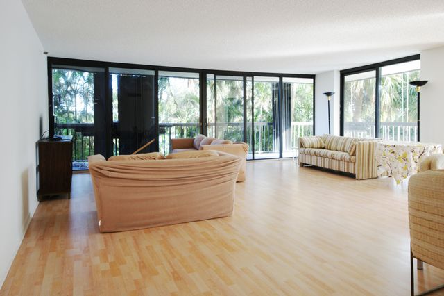 2450 Presidential Way 208, West Palm Beach, FL 33401