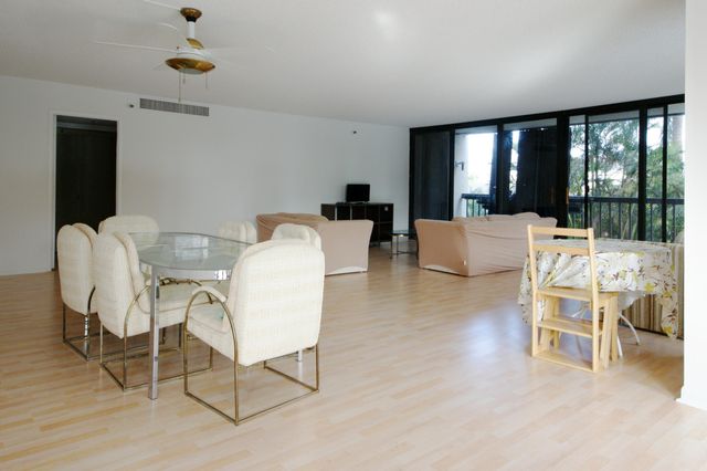 2450 Presidential Way 208, West Palm Beach, FL 33401