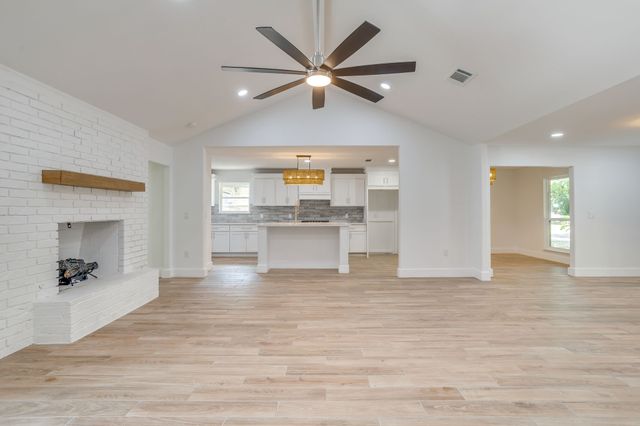 8613 Marys Creek Drive, Benbrook, TX 76116