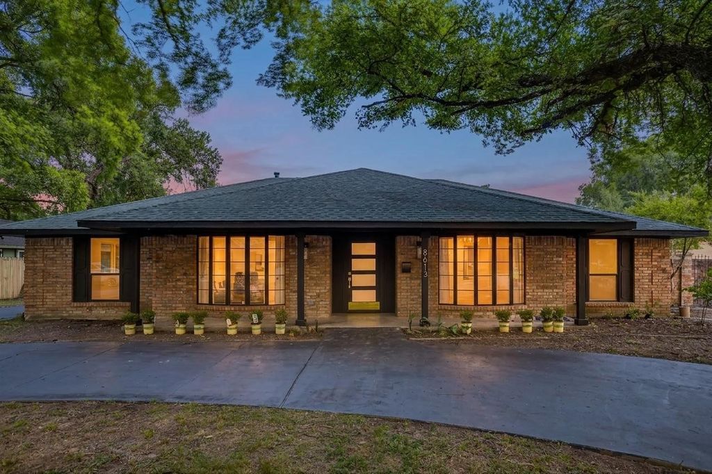 8613 Marys Creek Drive, Benbrook, TX 76116
