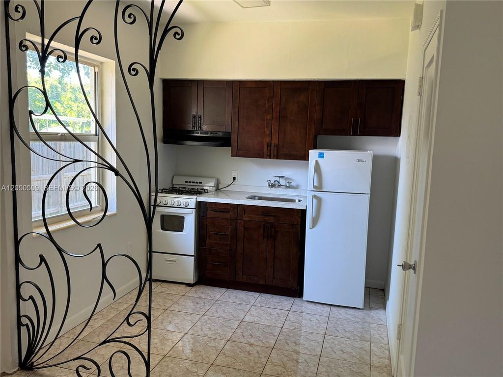 2499 SW 27th Street 5, Miami, FL 33133