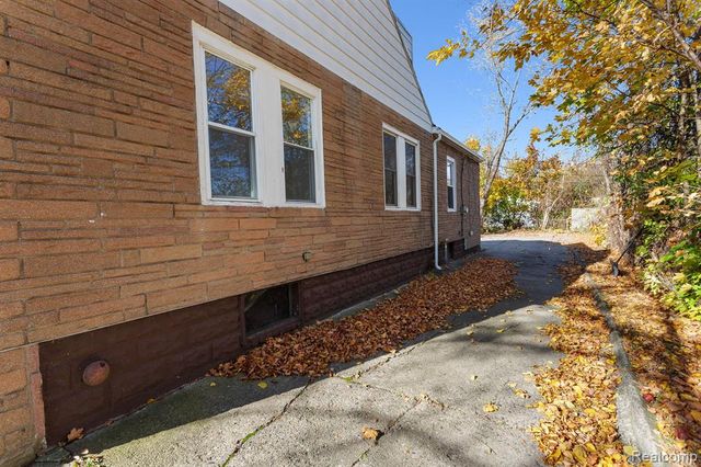 256 Cedardale Avenue, Pontiac, MI 48341