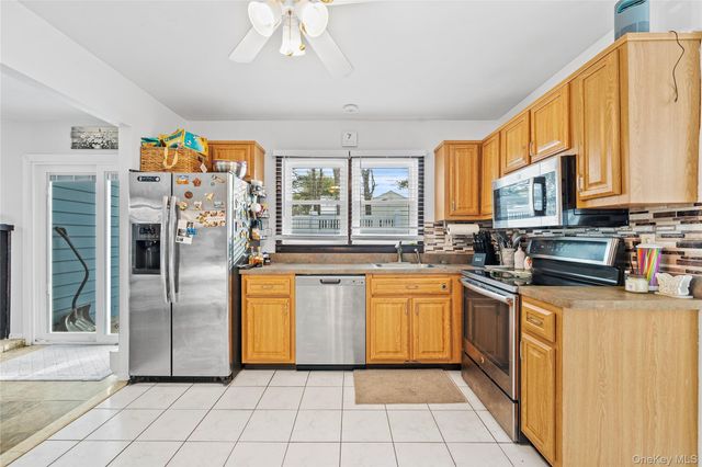 61 Federal Lane, Coram, NY 11727