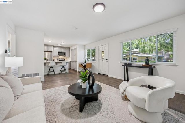 8110 Arroyo Dr, Pleasanton, CA 94588