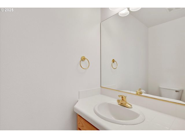 1380 Se 9TH Ave, Canby, OR 97013