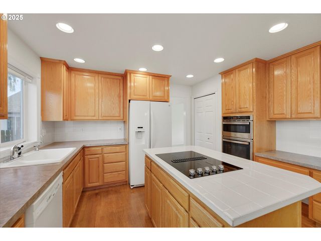 1380 Se 9TH Ave, Canby, OR 97013