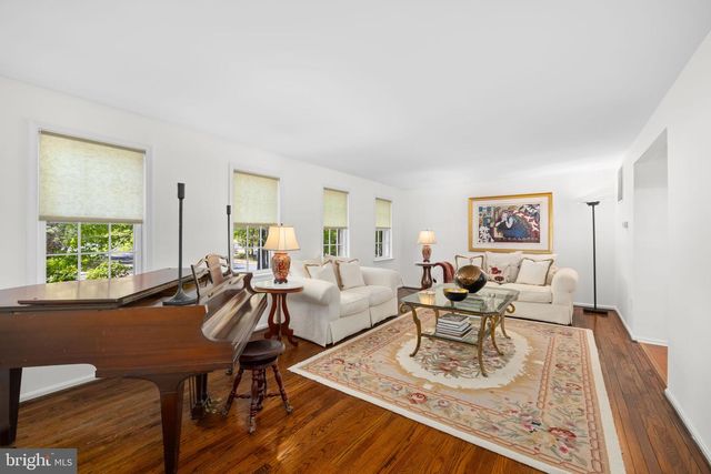 1501 LAUREL HILL RD, Vienna, VA 22182
