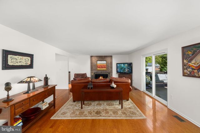 1501 LAUREL HILL RD, Vienna, VA 22182