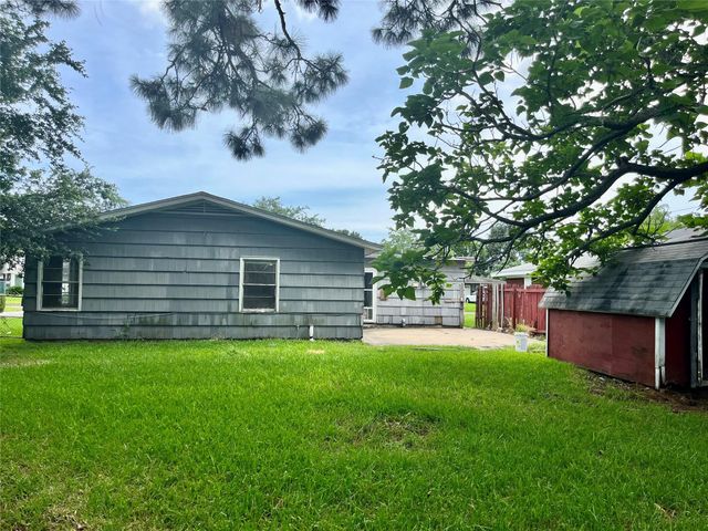 216 21st Avenue N, Texas City, TX 77590