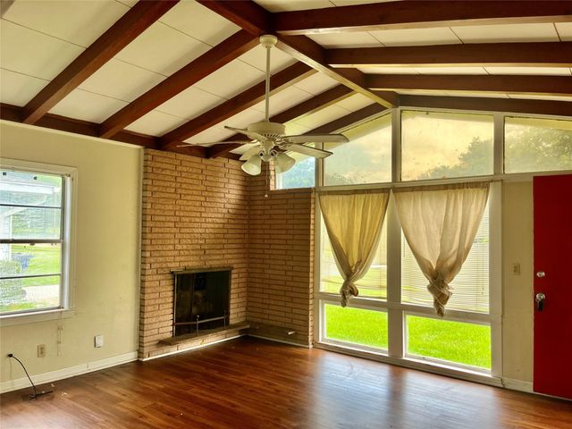 216 21st Avenue N, Texas City, TX 77590