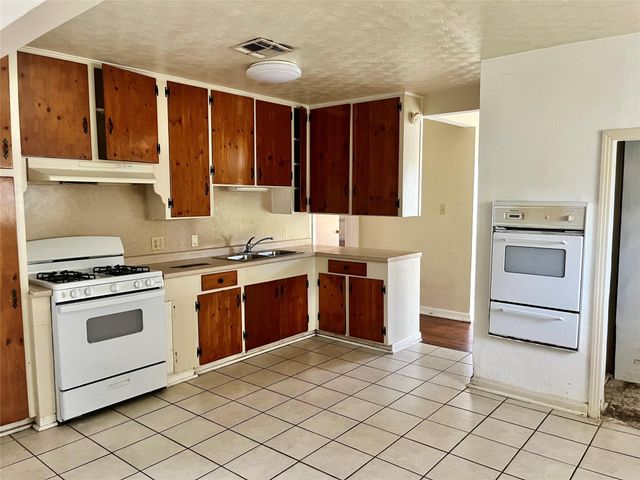 216 21st Avenue N, Texas City, TX 77590