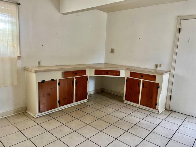216 21st Avenue N, Texas City, TX 77590