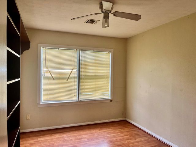 216 21st Avenue N, Texas City, TX 77590