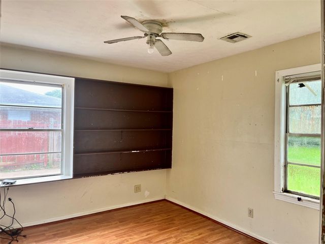 216 21st Avenue N, Texas City, TX 77590