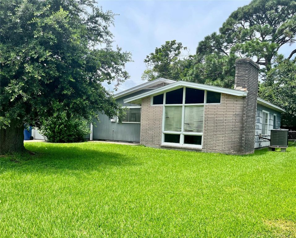 216 21st Avenue N, Texas City, TX 77590